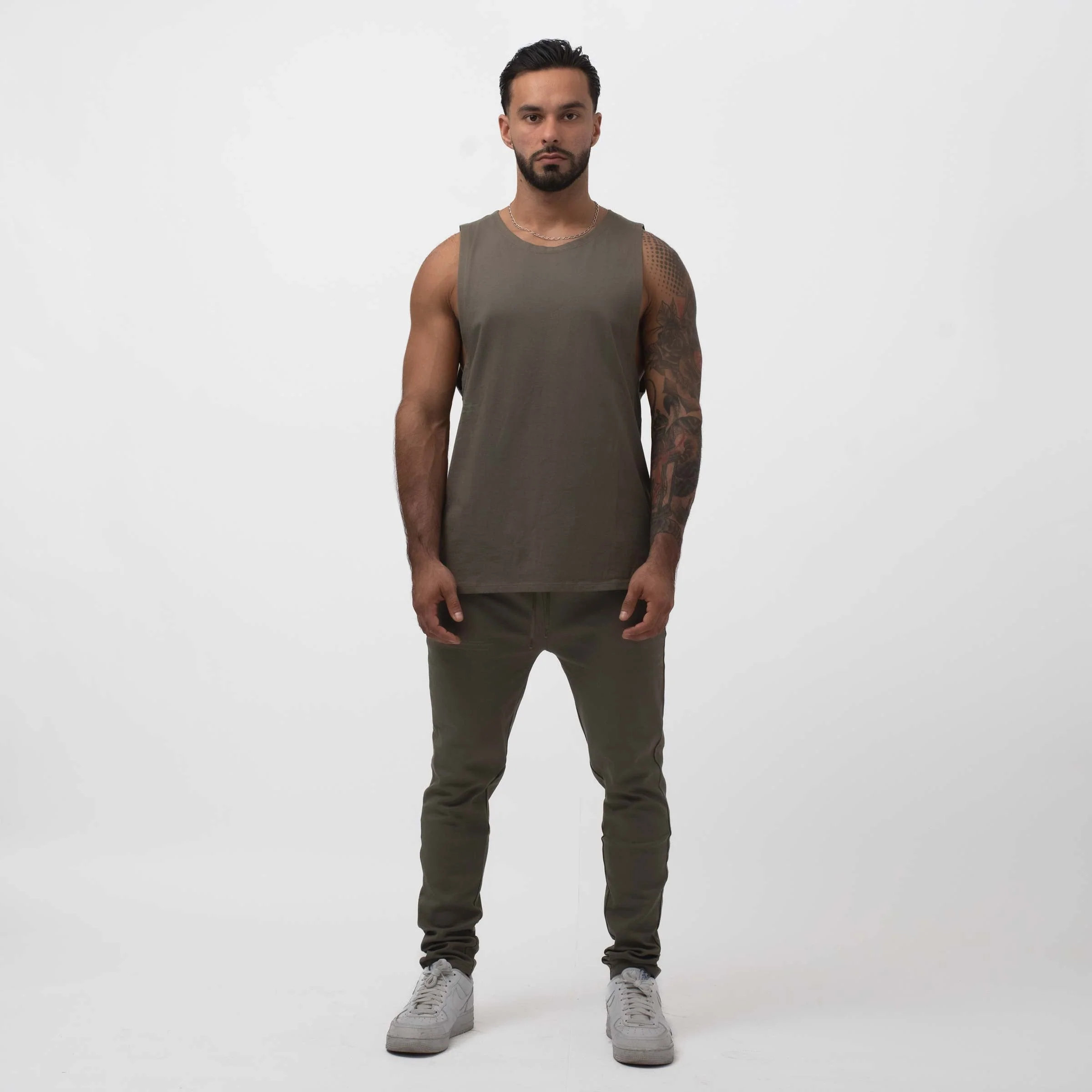 ESSENTIAL FITTED JOGGER OLIVE - Image 2