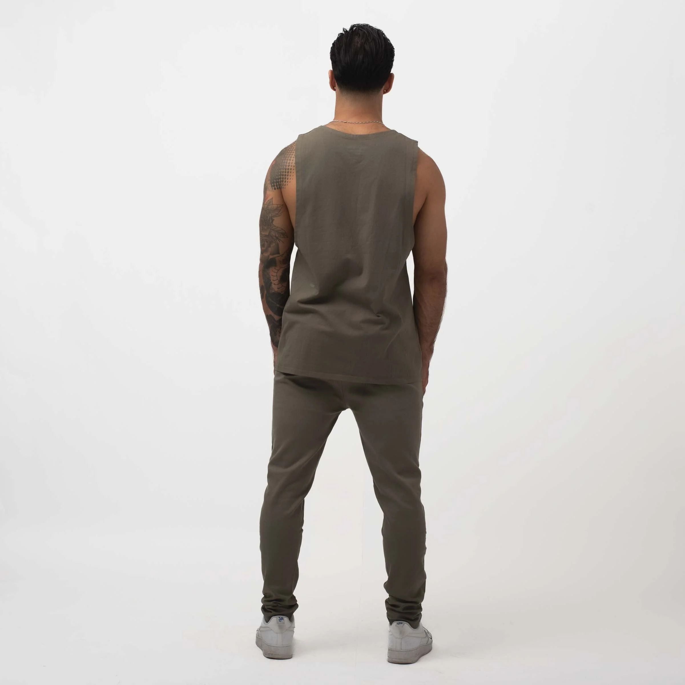 ESSENTIAL FITTED JOGGER OLIVE - Image 3